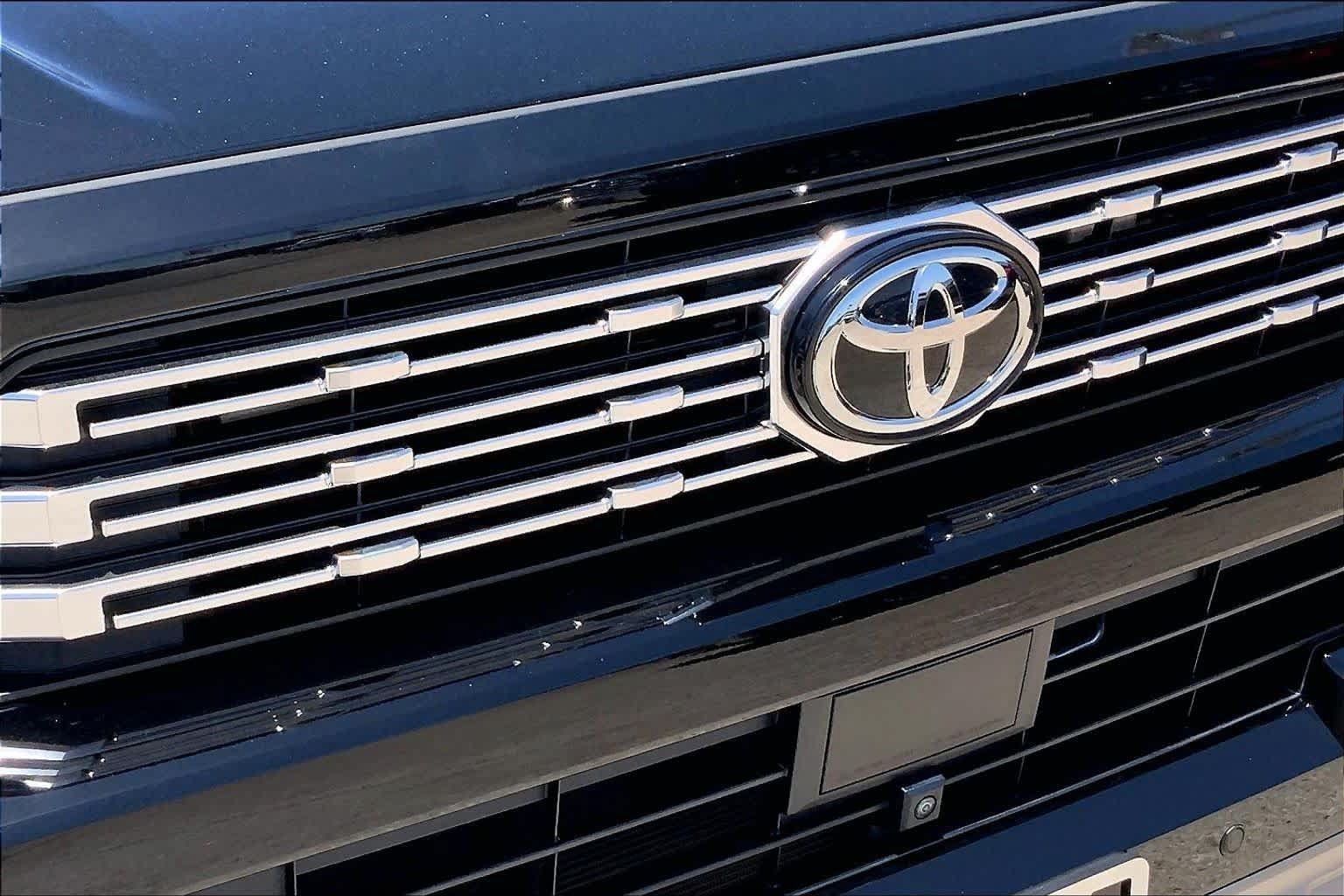 Used 2025 Toyota 4Runner Limited AWD/4WD image 30
