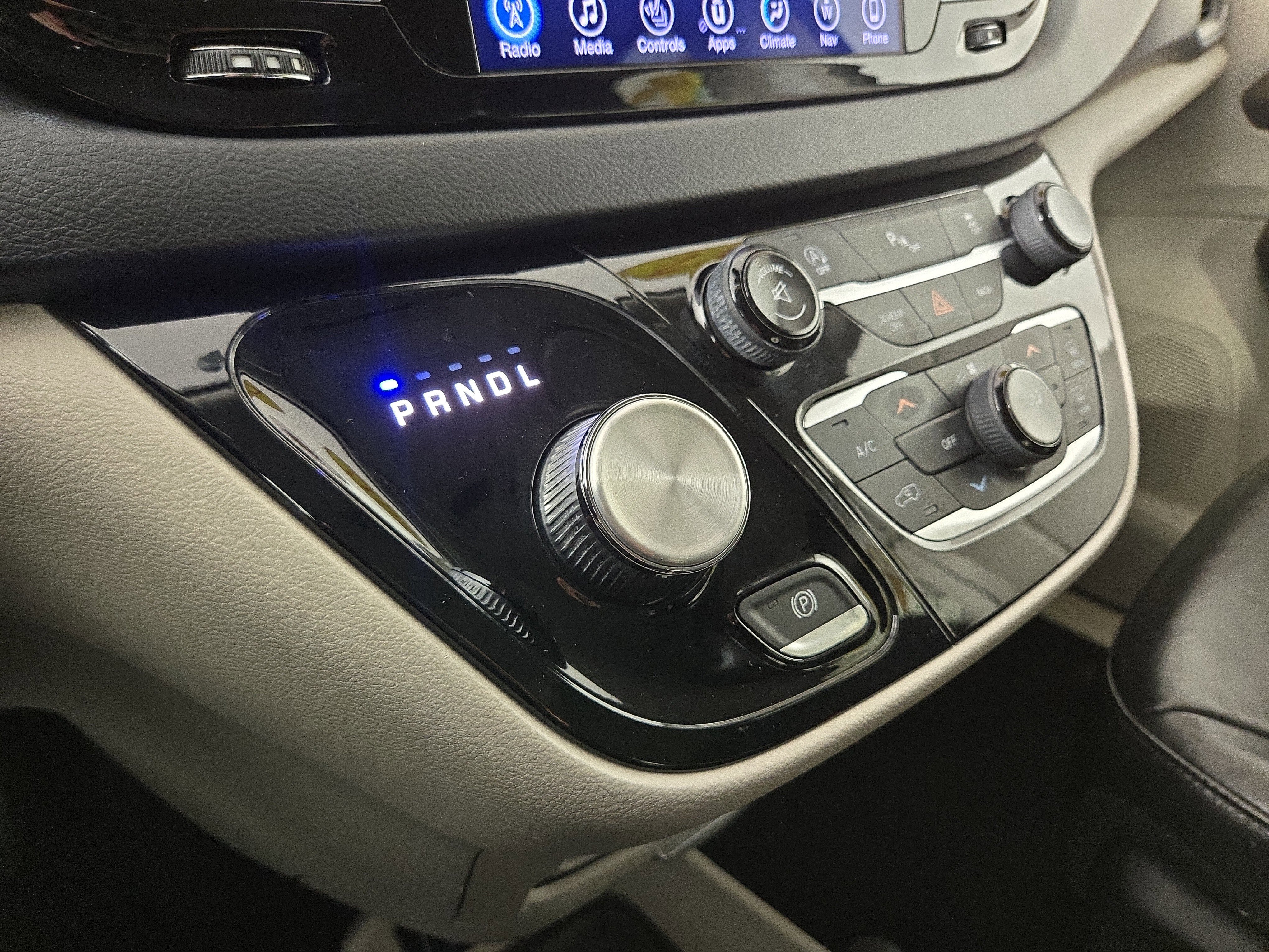 Used 2017 Chrysler Pacifica Touring-L image 25