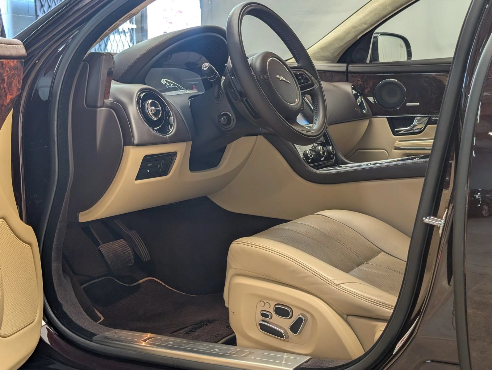 Used 2011 Jaguar XJ L RWD image 17