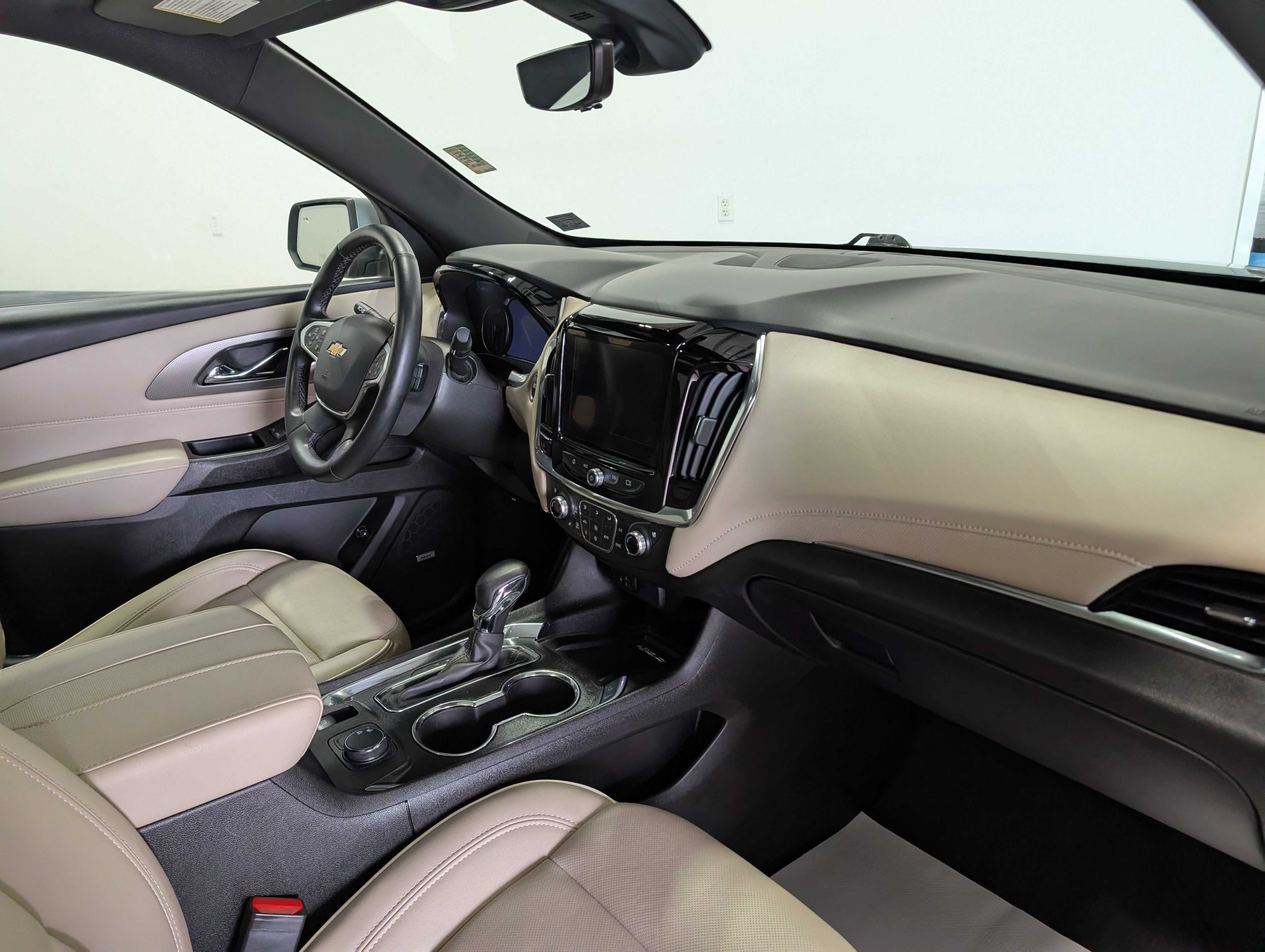 Used 2023 Chevrolet Traverse Premier FWD image 18