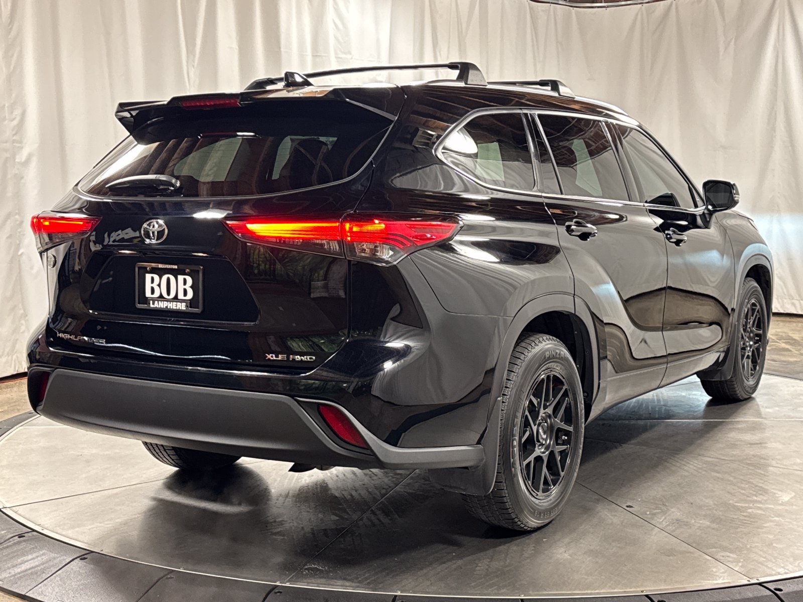 Used 2020 Toyota Highlander XLE AWD/4WD image 10