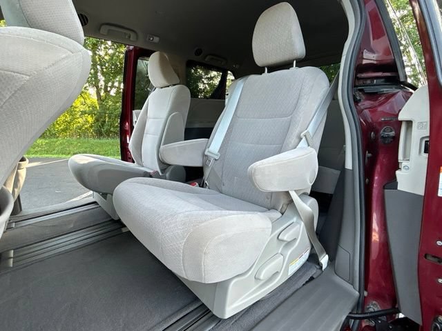 Used 2015 Toyota Sienna LE FWD image 36