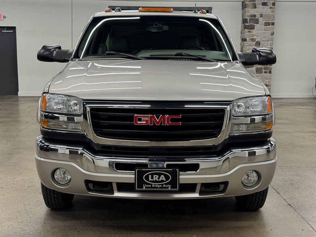 Used 2005 GMC Sierra 3500 SLT w/ Heavy-Duty Power Package AWD/4WD image 2