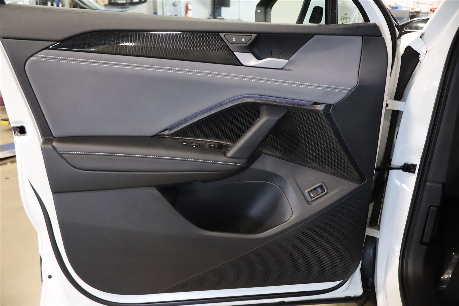 Used 2025 Volkswagen Tiguan SE image 13