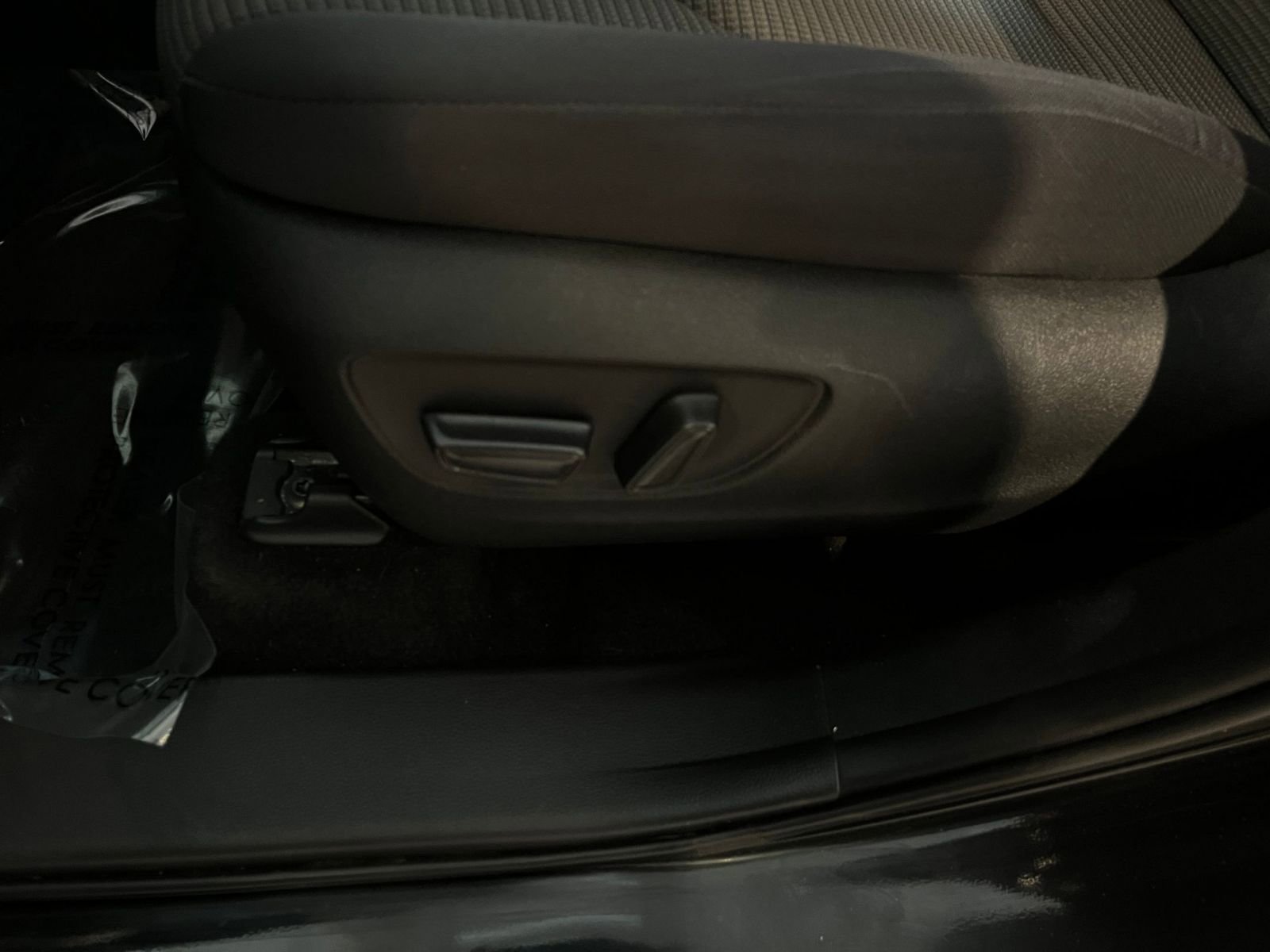 Used 2025 Toyota Highlander LE FWD image 22