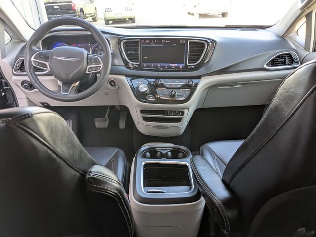 Used 2023 Chrysler Pacifica Touring-L FWD image 4