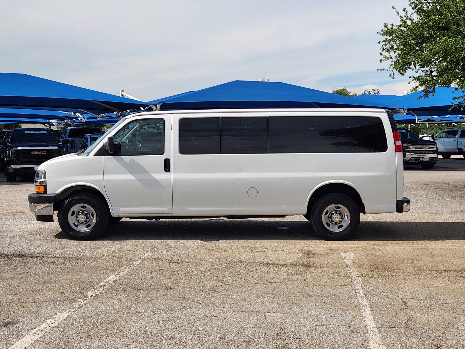 Used 2024 Chevrolet Express 3500 LT w/ LT Preferred Equipment Group RWD image 3