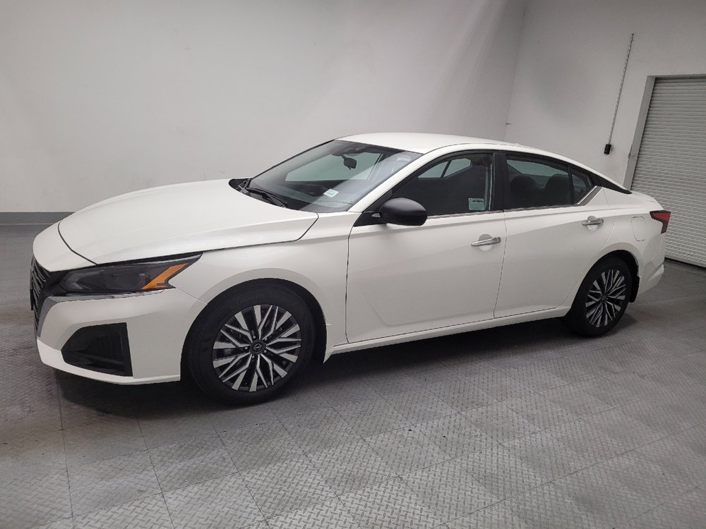 Used 2025 Nissan Altima 2.5 SV FWD image 2