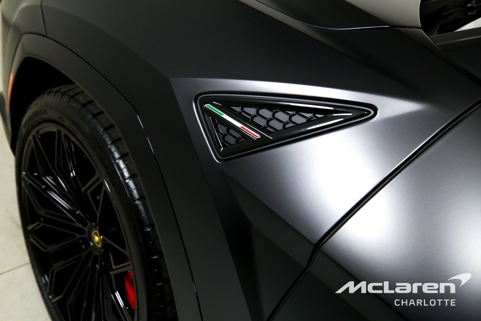 Used 2025 Lamborghini Urus SE AWD/4WD image 44