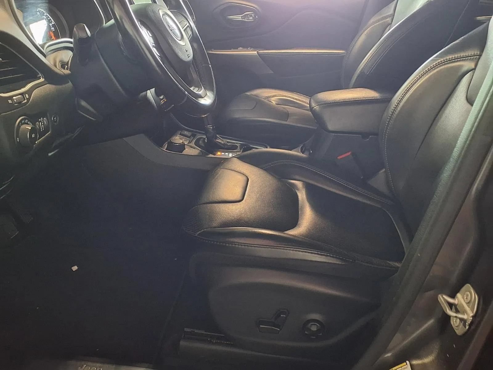 Used 2019 Jeep Cherokee Limited AWD/4WD image 18