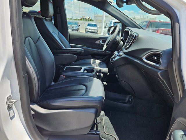 Used 2025 Chrysler Pacifica Select FWD image 19