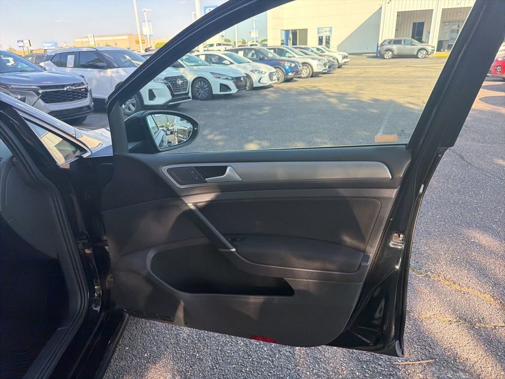 Used 2016 Volkswagen Golf S image 27