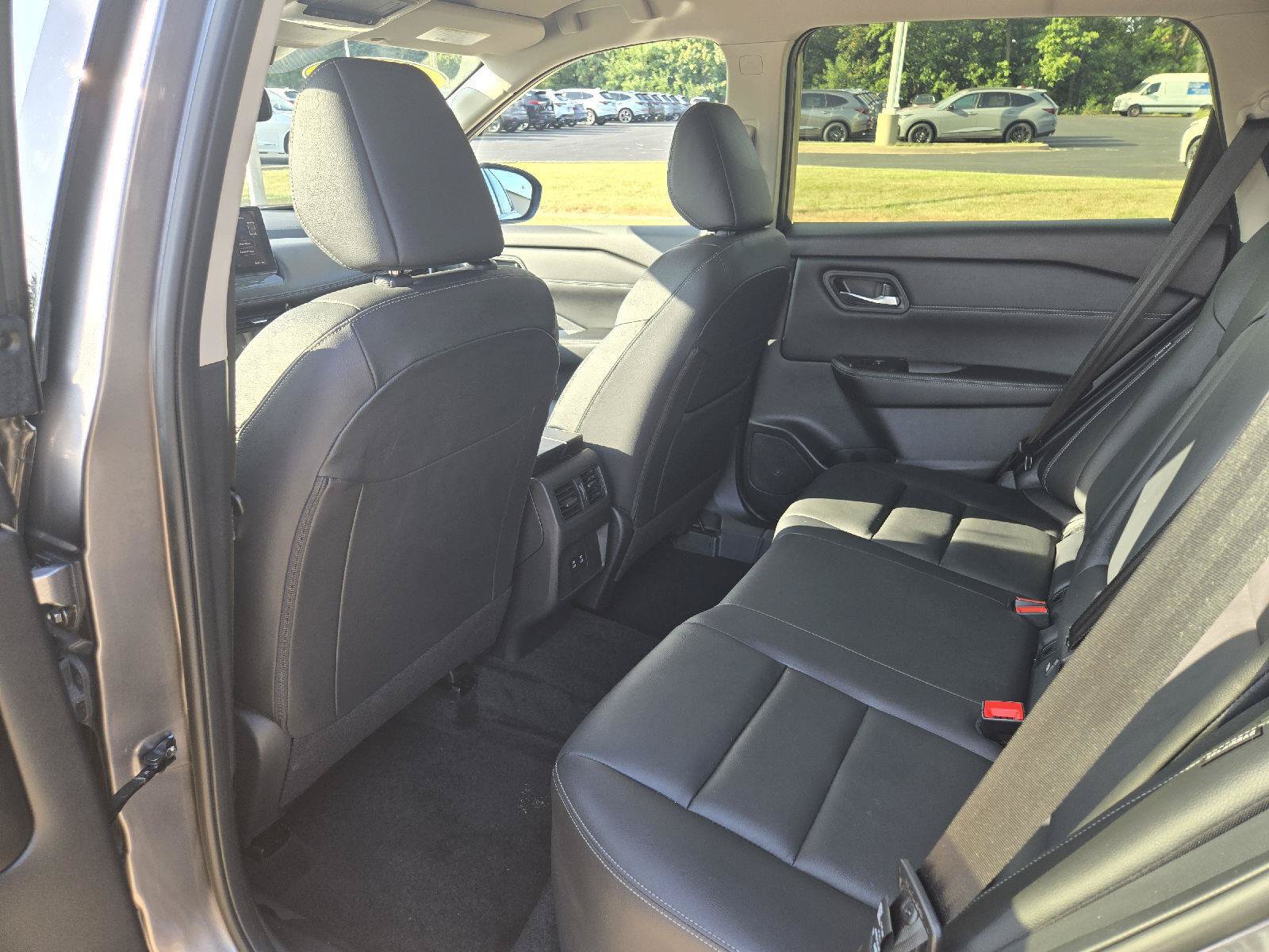 Used 2025 Nissan Rogue SL AWD/4WD image 25