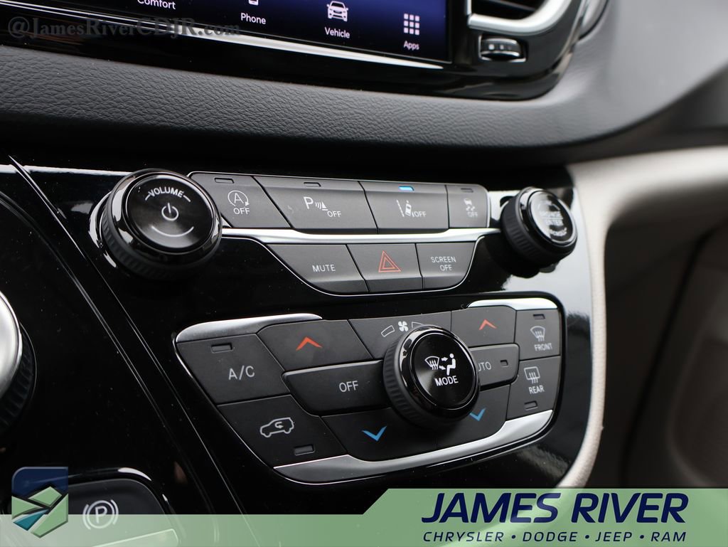 Used 2024 Chrysler Pacifica Touring-L image 36