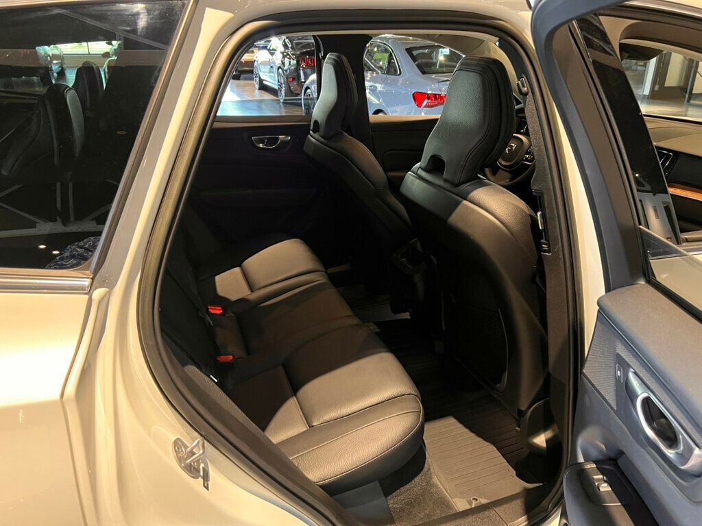 Used 2023 Volvo XC60 B5 Plus image 29