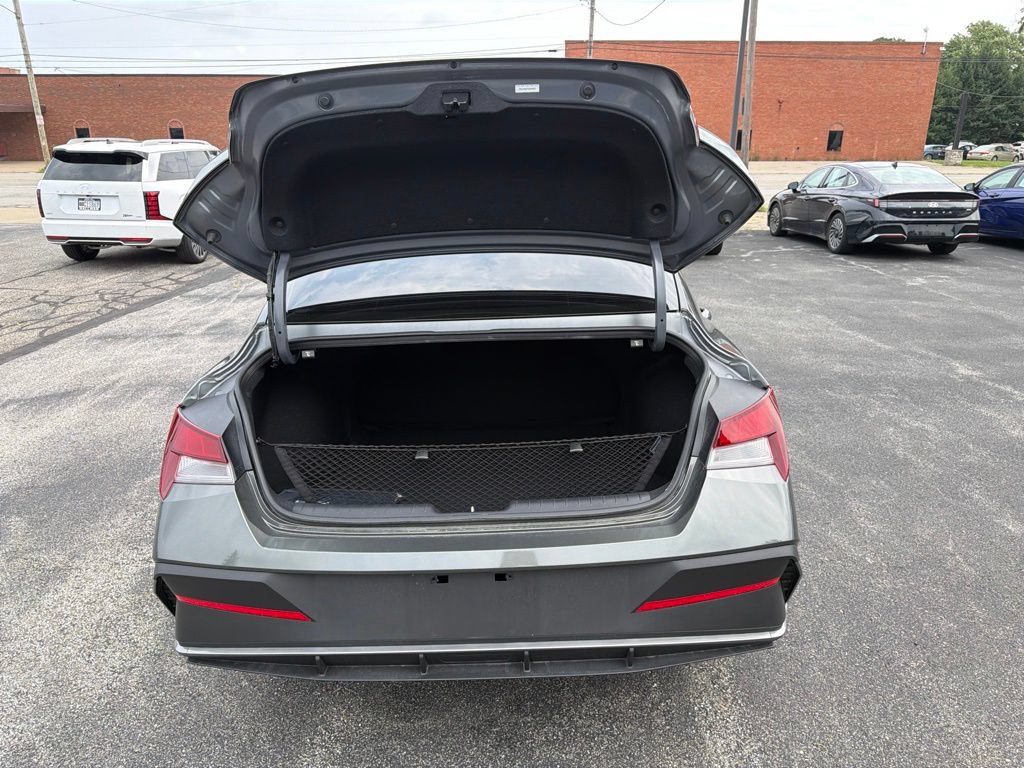 Used 2025 Hyundai Elantra Sport FWD image 11