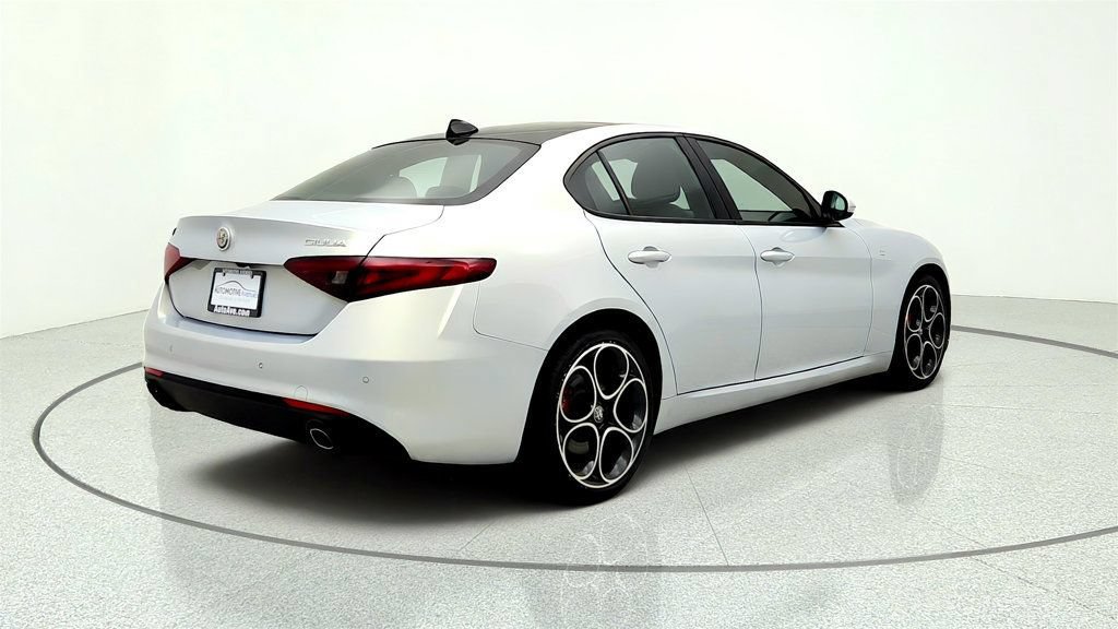 Used 2022 Alfa Romeo Giulia Ti AWD/4WD image 5