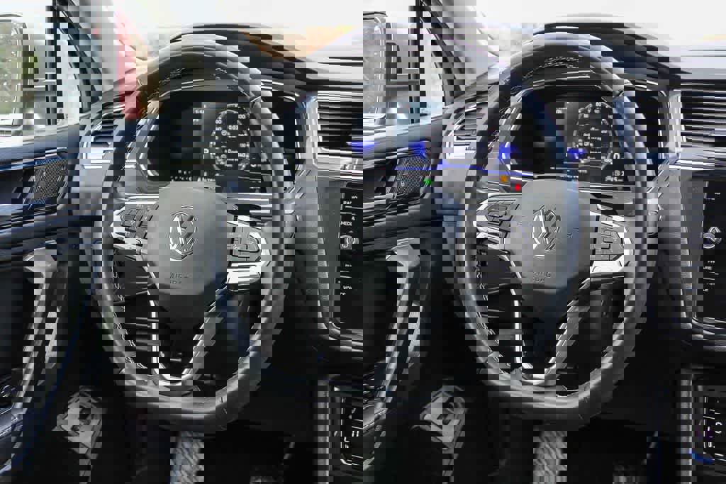 Used 2022 Volkswagen Tiguan SE w/ Panoramic Sunroof Package image 16