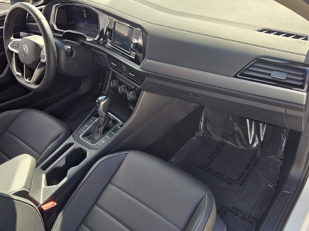 Certified 2024 Volkswagen Jetta SE w/ Panoramic Sunroof Package FWD image 17