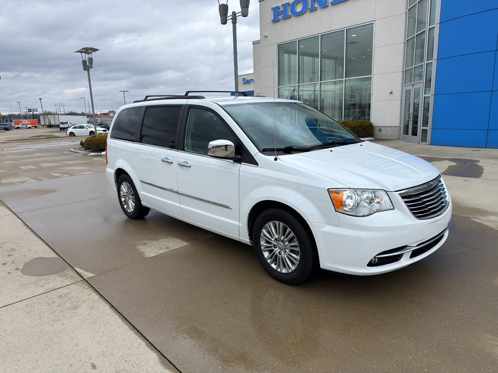 Used 2015 Chrysler Town & Country Touring-L w/ Driver Convenience Group FWD image 3