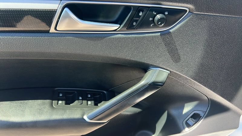 Used 2018 Volkswagen Passat 3.6 FWD image 15
