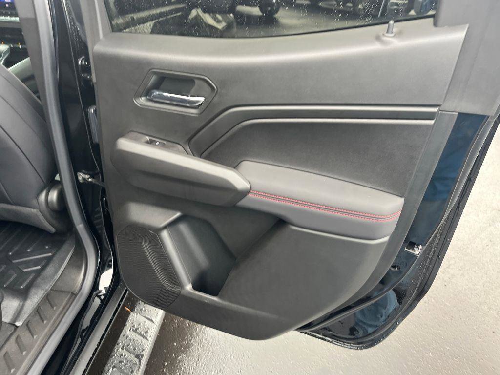 Used 2025 Chevrolet Colorado Z71 AWD/4WD image 23