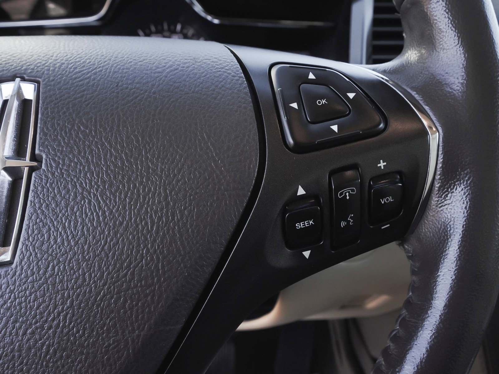 Used 2013 Lincoln MKS AWD image 21