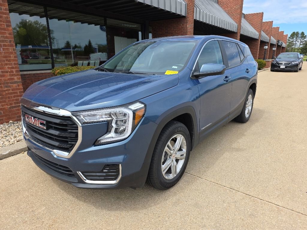 Used 2024 GMC Terrain SLE AWD/4WD image 3