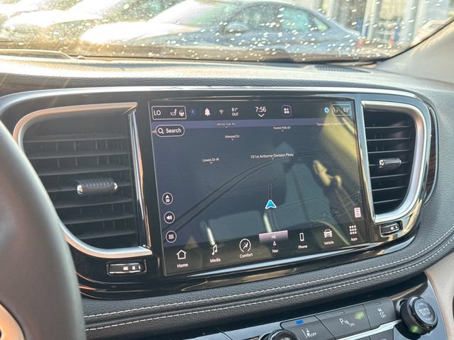 Used 2023 Chrysler Pacifica Limited FWD image 32