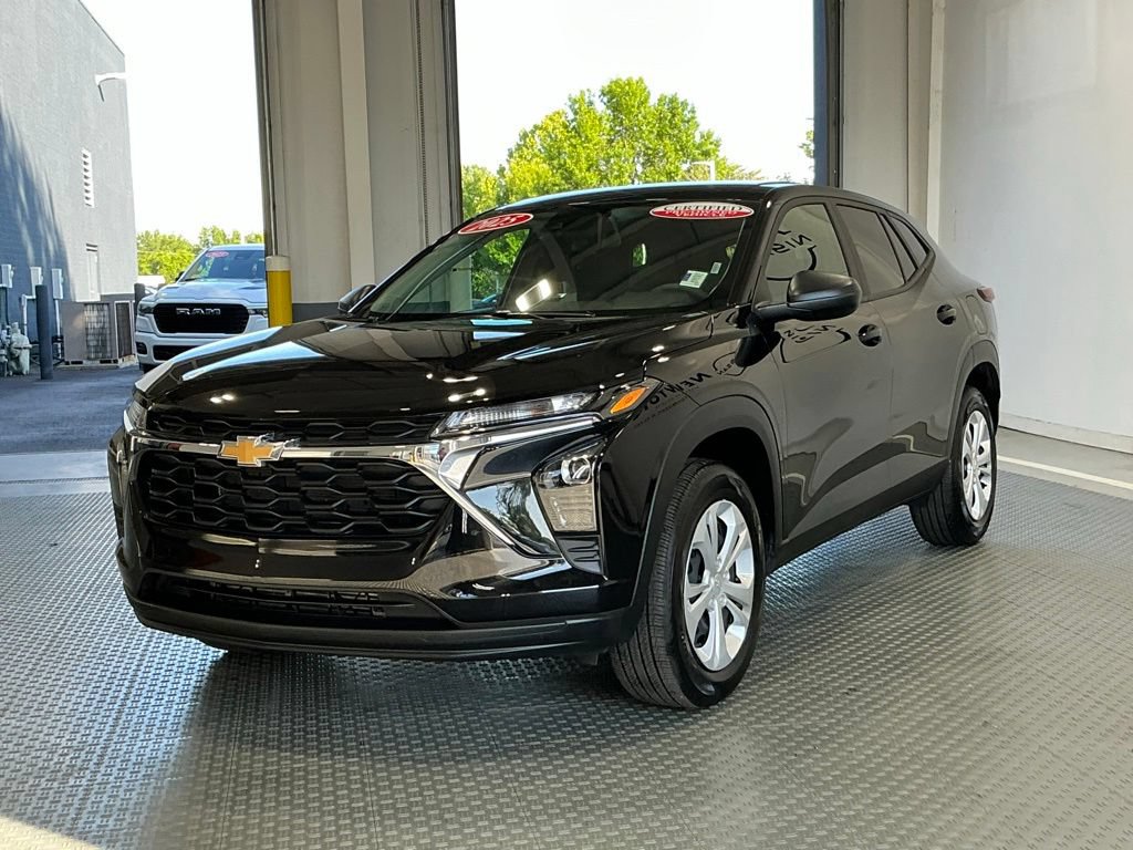 Used 2025 Chevrolet Trax LS FWD image 2