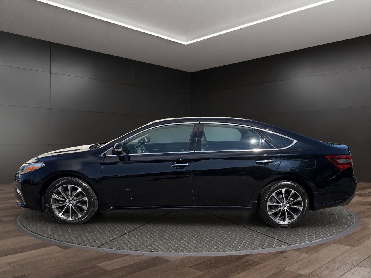 Used 2017 Toyota Avalon XLE Premium w/ All Weather Liner Package FWD image 5