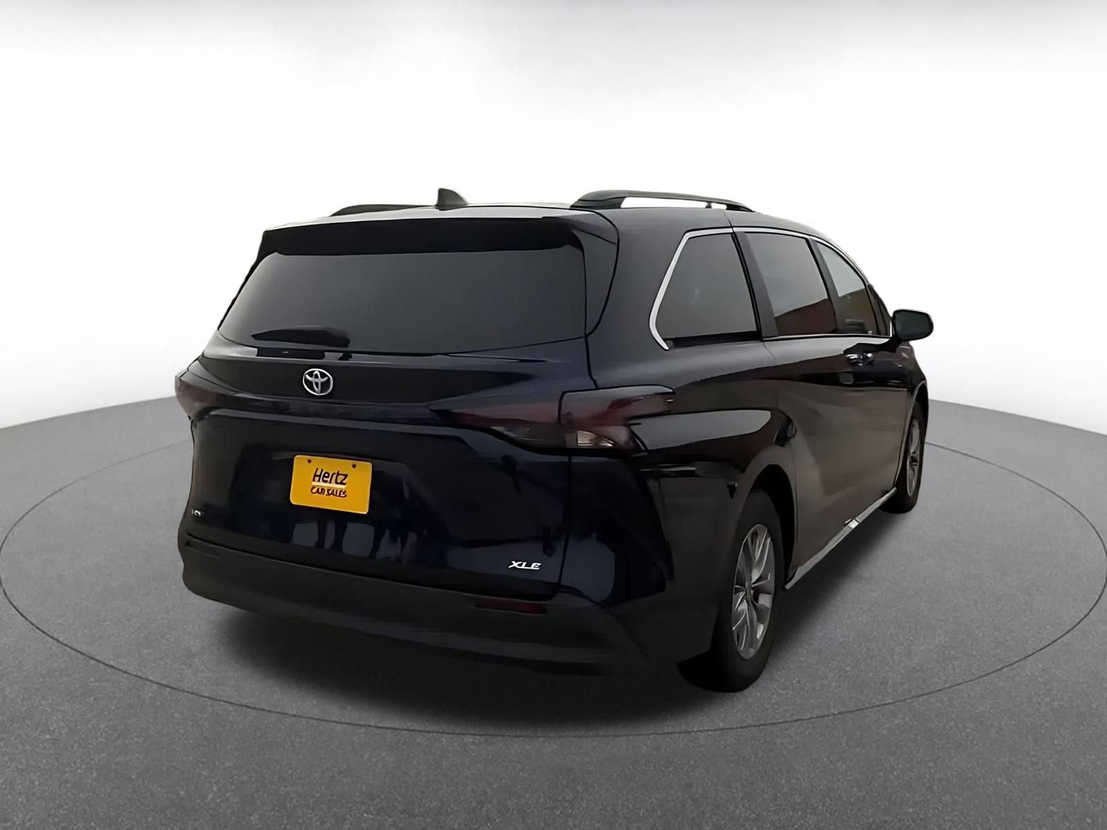 Used 2025 Toyota Sienna XLE FWD image 14