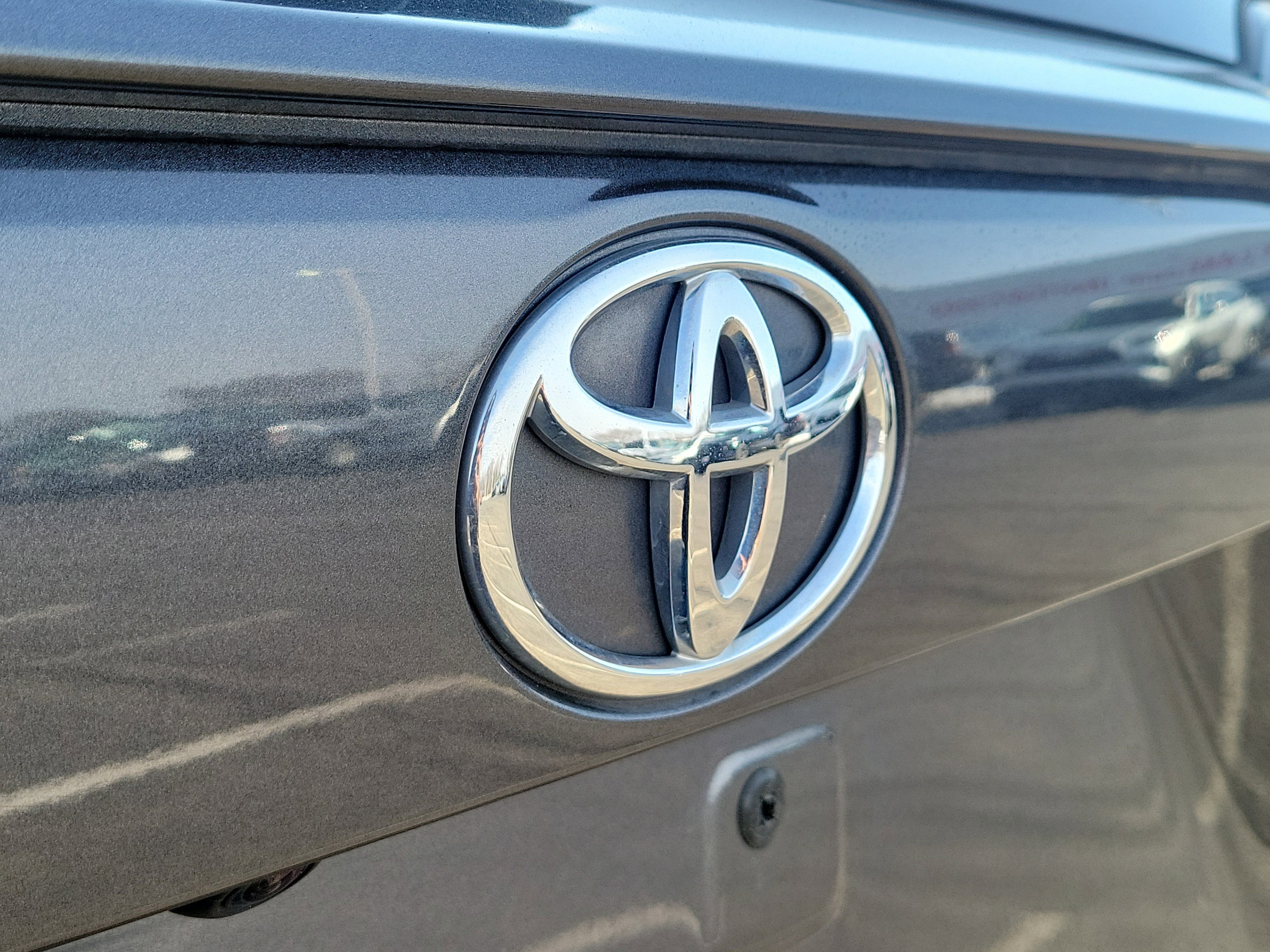 Used 2021 Toyota RAV4 LE image 6