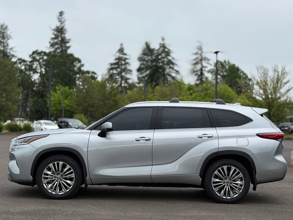 Used 2023 Toyota Highlander Platinum AWD/4WD image 2
