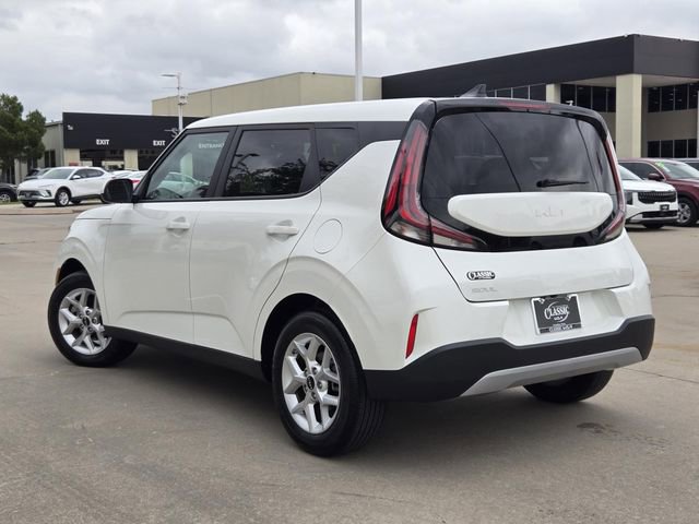 Used 2025 Kia Soul LX image 4