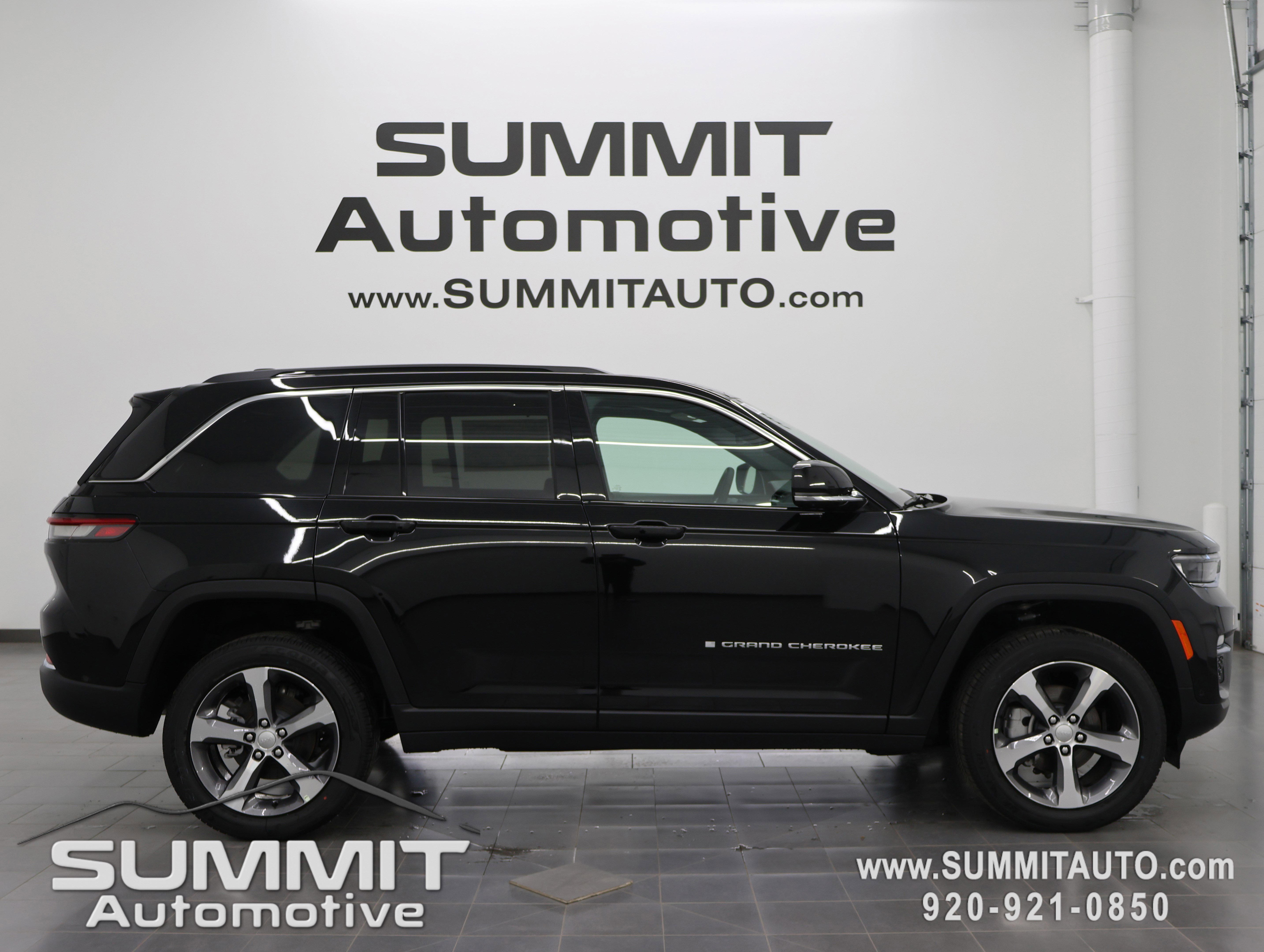 New 2025 Jeep Grand Cherokee Limited w/ Luxury Tech Group II AWD/4WD image 1