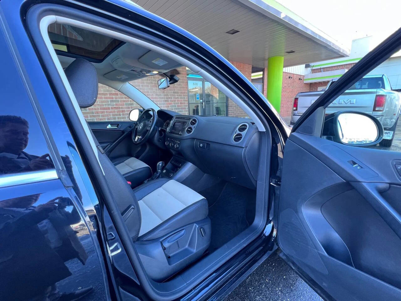 Used 2017 Volkswagen Tiguan Wolfsburg Edition image 22