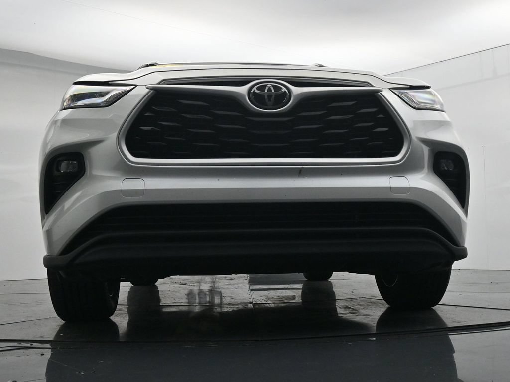 Used 2024 Toyota Highlander XLE FWD image 34