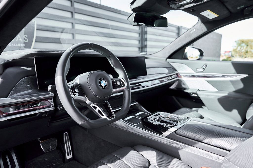 Used 2024 BMW 760i xDrive image 2