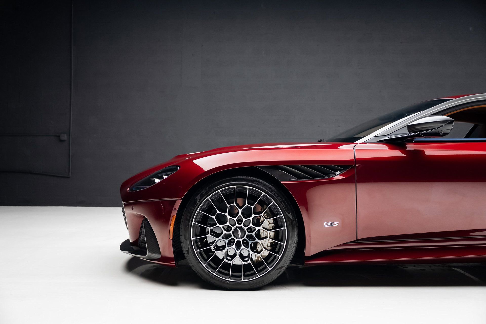 Used 2023 Aston Martin DBS Coupe image 19