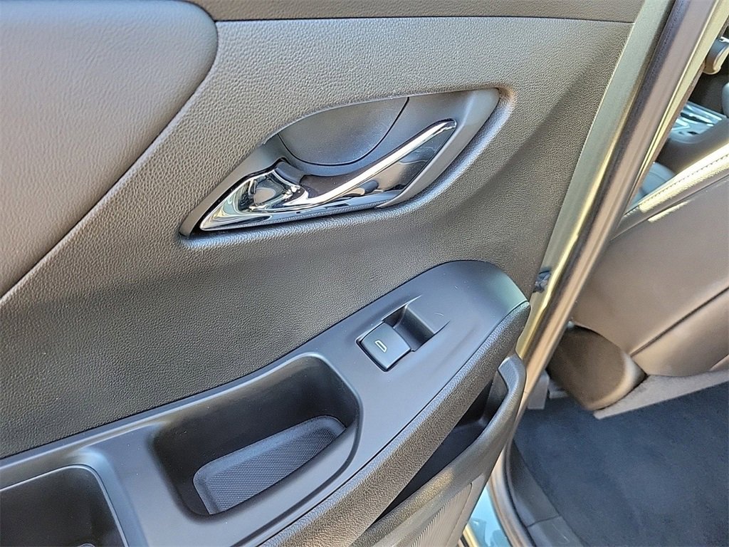 Used 2023 Chevrolet Traverse LT image 15