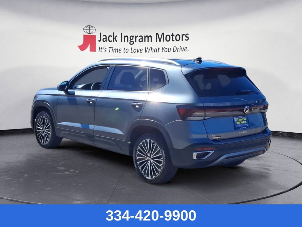 Used 2025 Volkswagen Taos SE w/ Panoramic Sunroof Package image 3