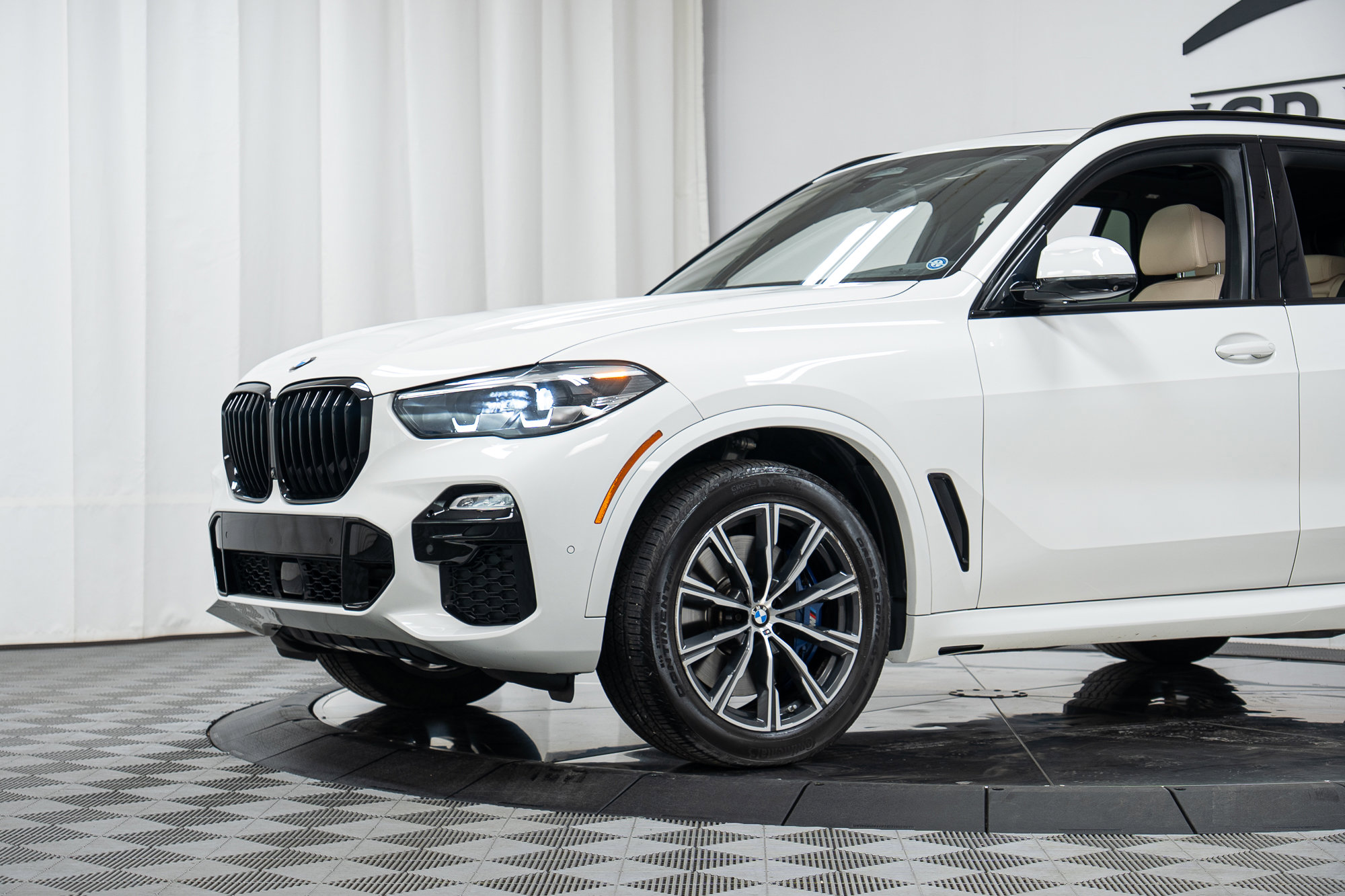 Used 2021 BMW X5 M50i AWD/4WD image 25