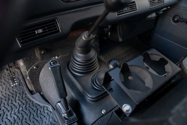 Used 1993 Land Rover Defender 110 image 38