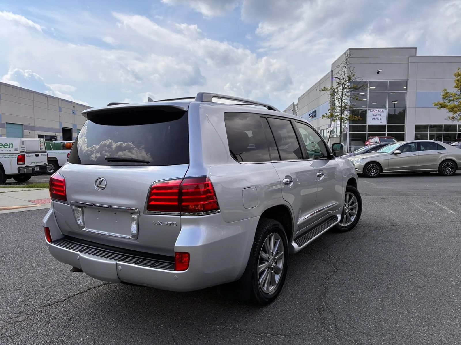 Used 2011 Lexus LX 570 4WD w/ Luxury Pkg image 8