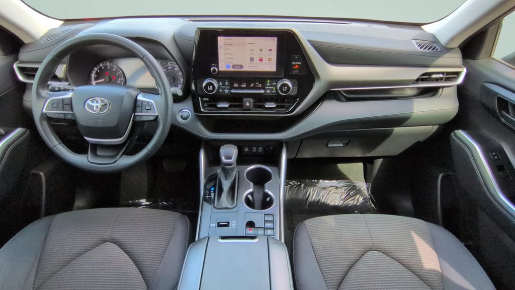 Used 2023 Toyota Highlander LE FWD image 11