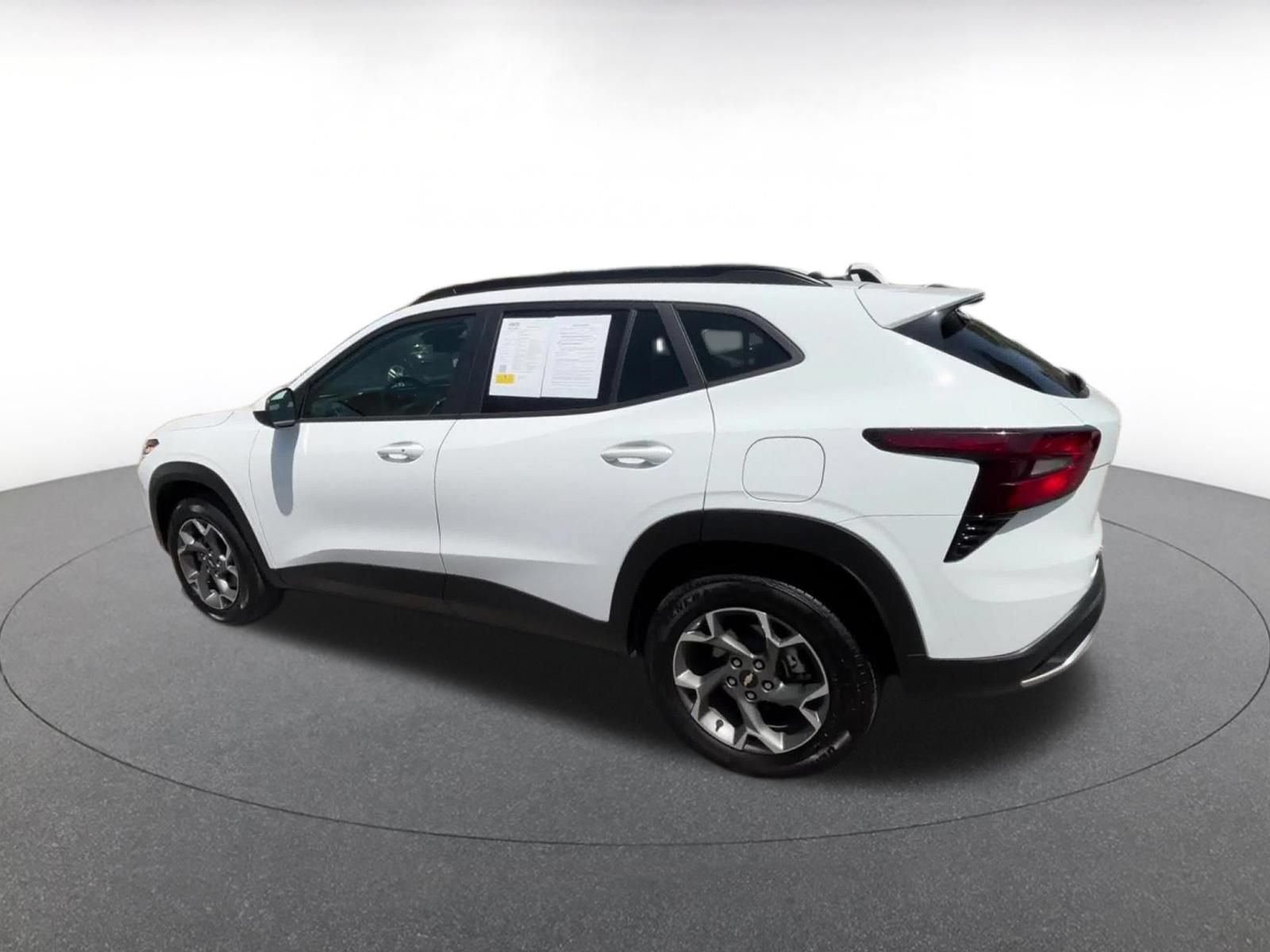 Used 2025 Chevrolet Trax LT w/ LT Convenience Package FWD image 9