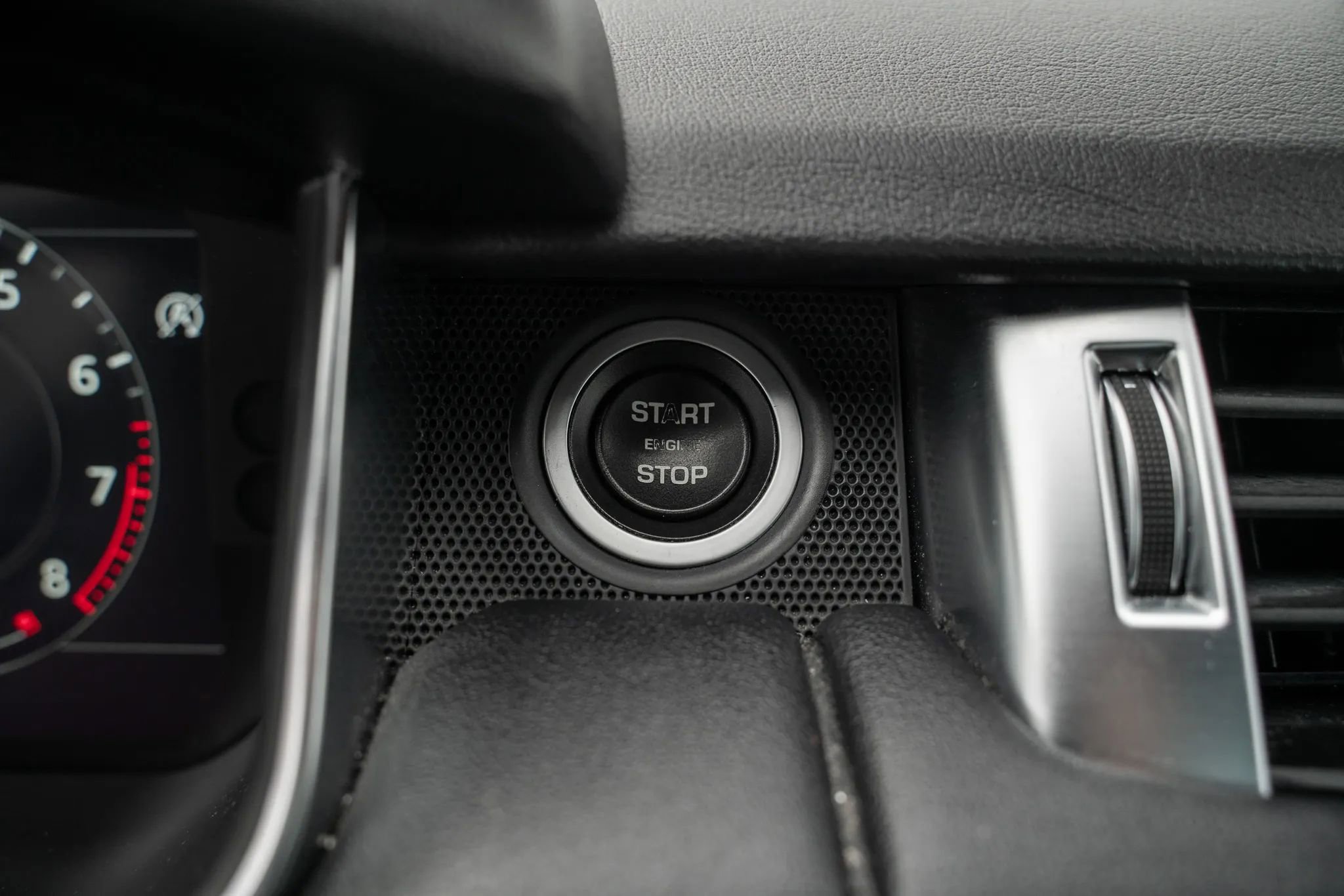 Used 2018 Land Rover Range Rover Sport SE image 30