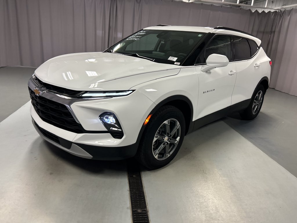 Used 2025 Chevrolet Blazer LT w/ Convenience Package FWD image 3