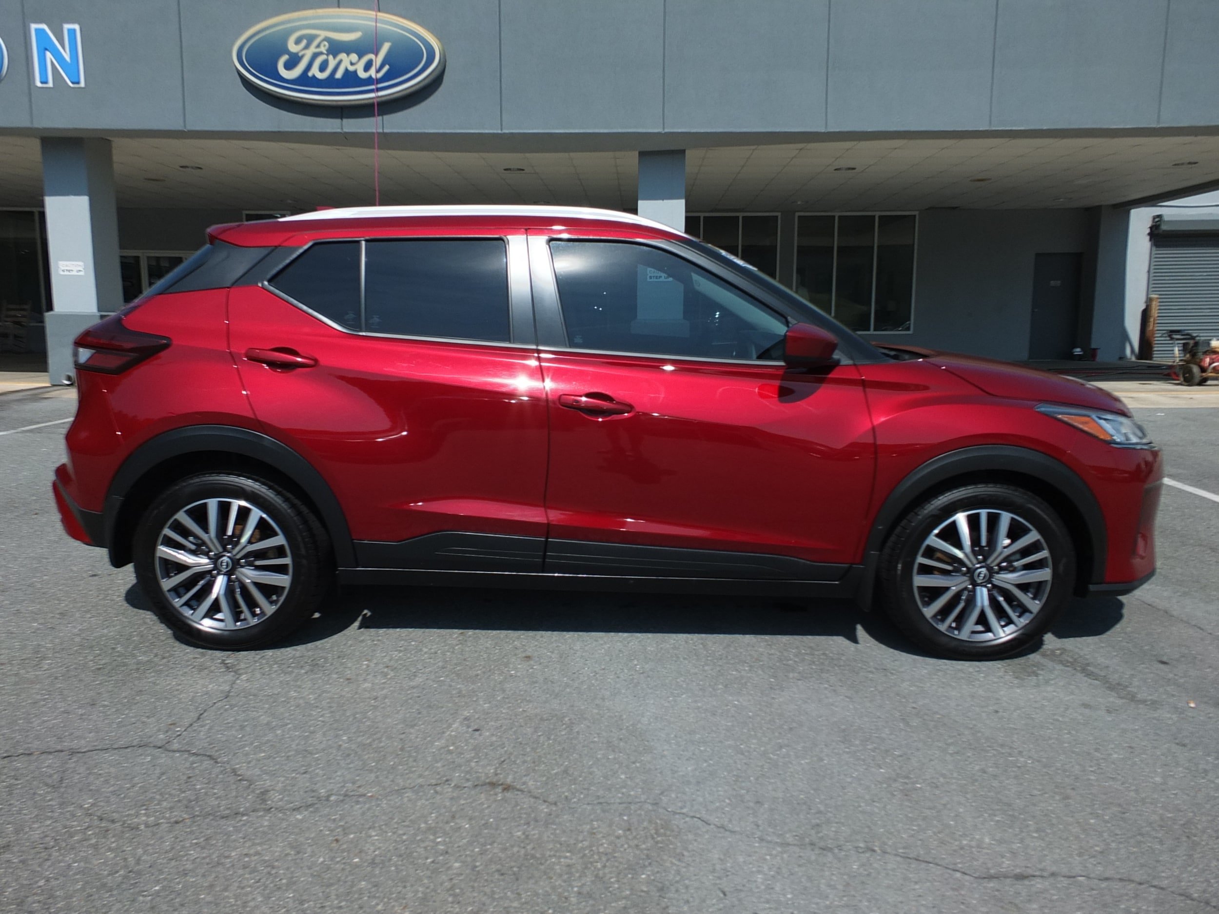 Used 2023 Nissan Kicks SV FWD image 2